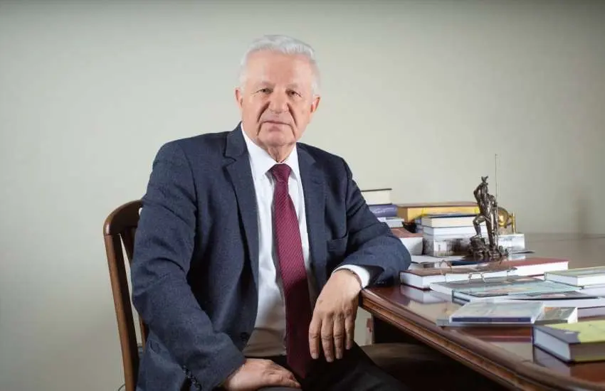 Олександр Мороз: Біографія легендарного українського політика та борця за справедливість