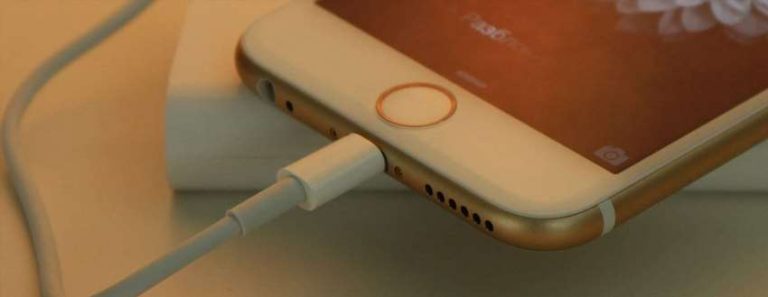 Чи можна заряджати iPhone іншим блоком живлення