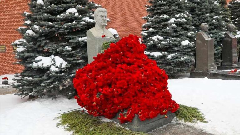Де похований Сталін таємниця могили в серці Кремлівського некрополя