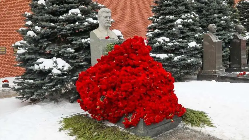 Де похований Сталін таємниця могили в серці Кремлівського некрополя