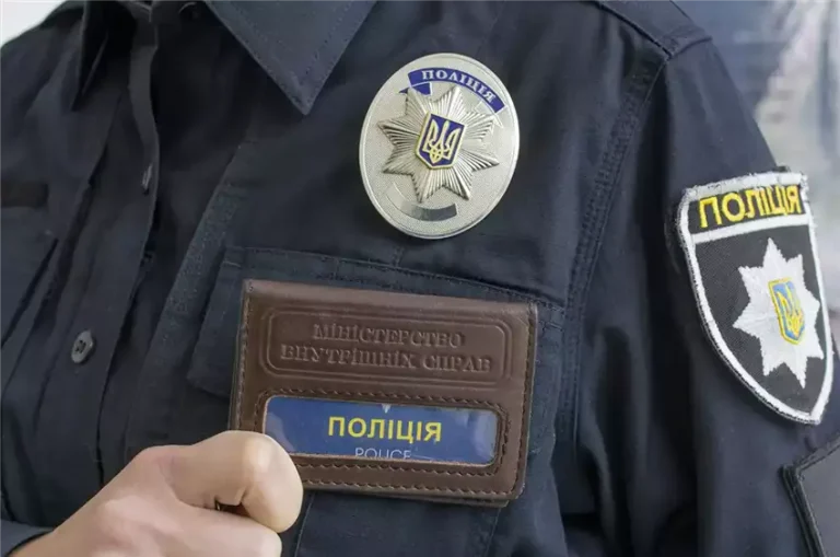 Чи має поліцейський показувати посвідчення під час зупинки