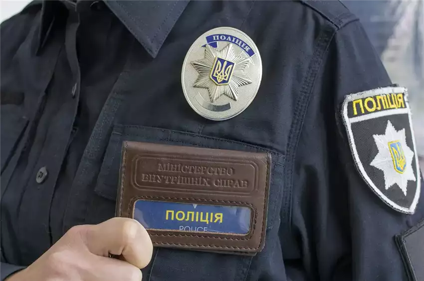 Чи має поліцейський показувати посвідчення під час зупинки