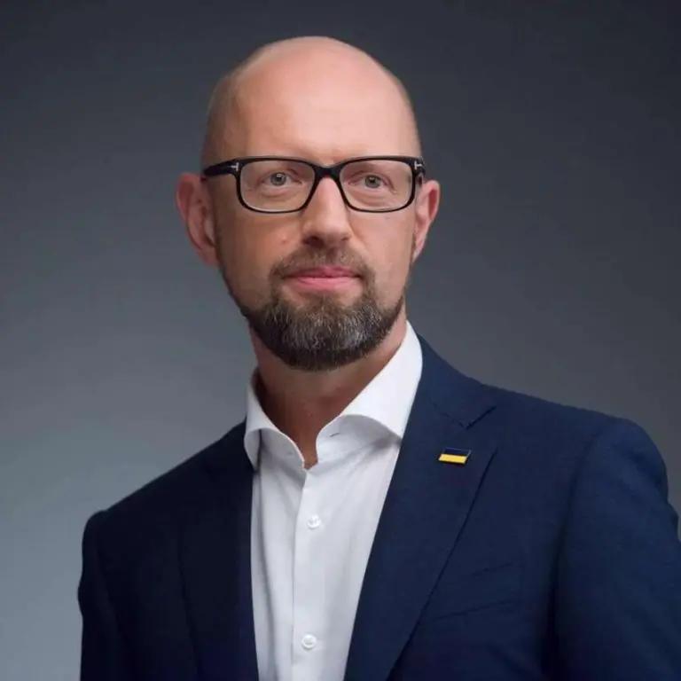 Арсеній Яценюк: шлях від чернівецьких вулиць до прем'єрського крісла в епіцентрі революції