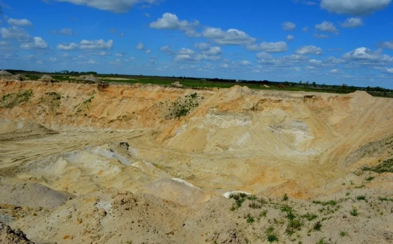 Самовільний забір піску з кар'єру: коли це законно, а коли ні