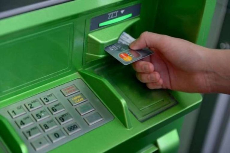 Як повернути картку з банкомату ПриватБанку без помилок