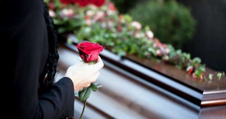 До чого сниться покійник у труні: значення сну та глибоке тлумачення